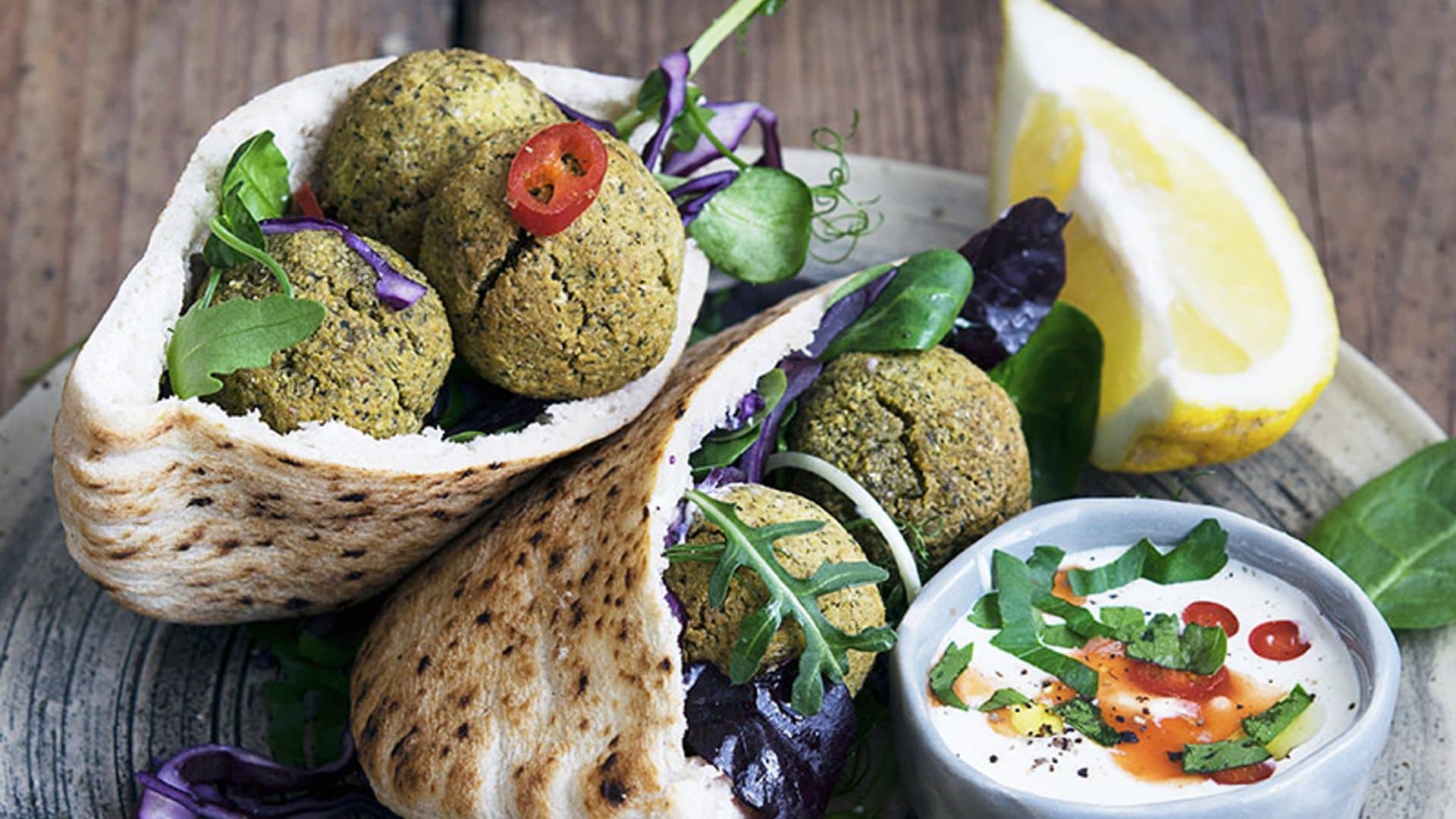 Pita con hummus y falafel