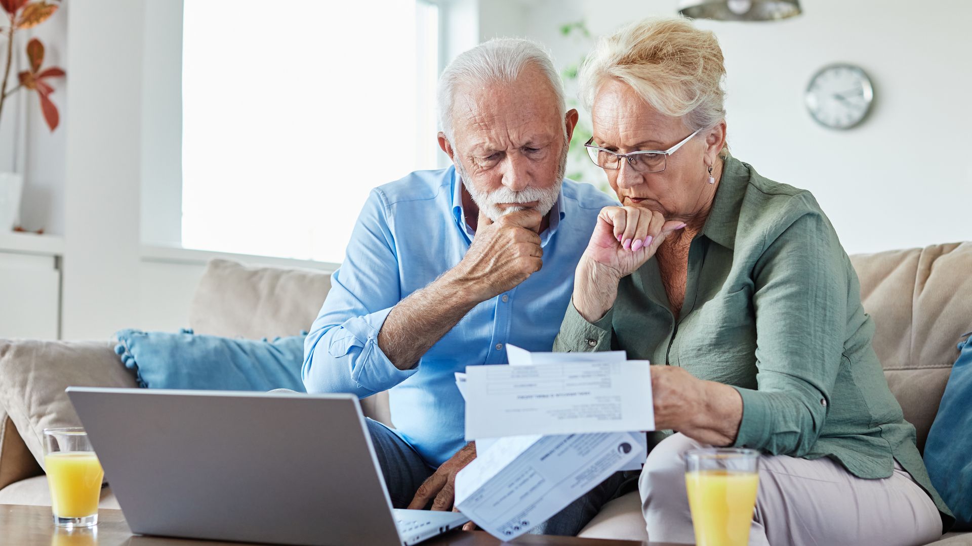 Pareja revisando papeles de la jubilación 