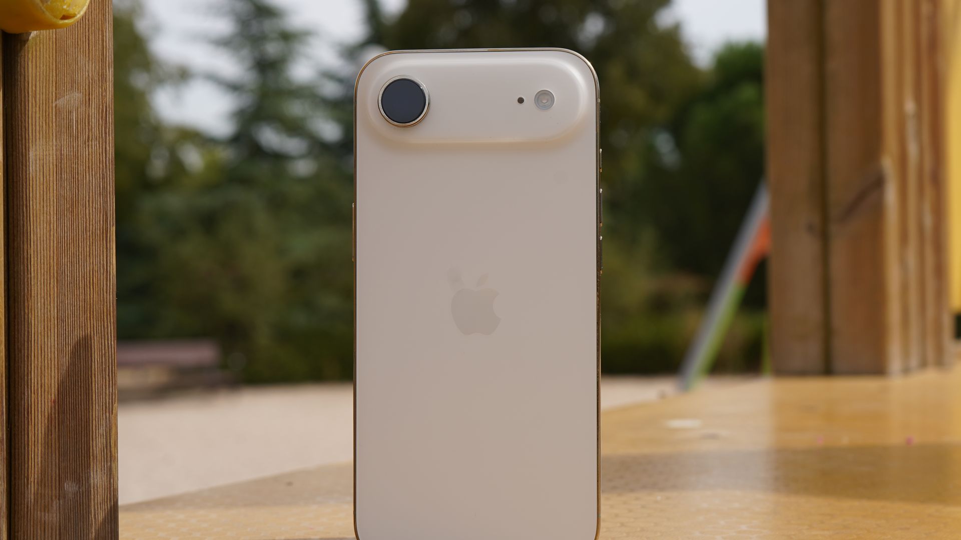 Un iPhone Air en color blanco