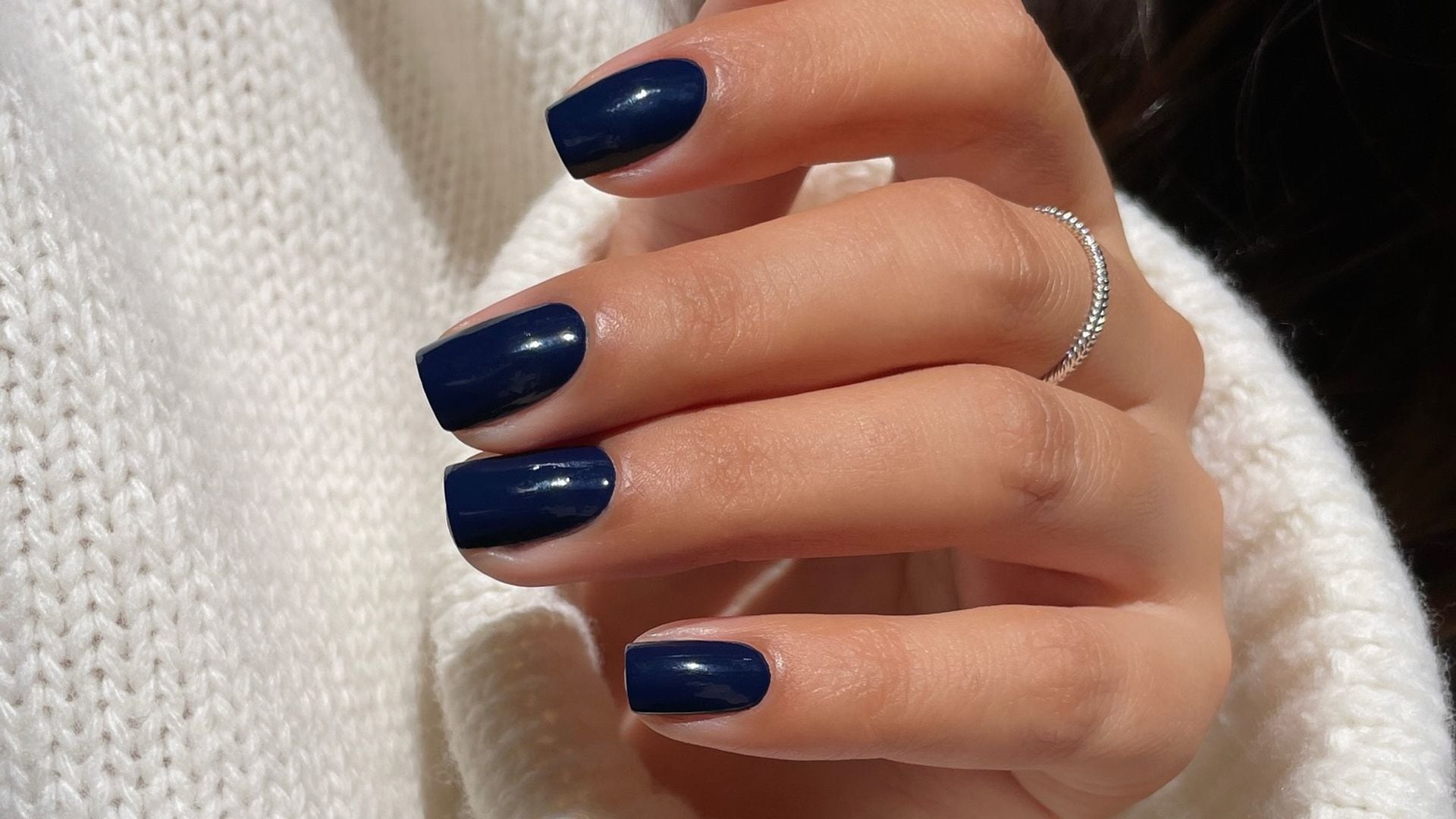 12 ideas de uñas oscuras aparte del negro: desde el azul marino al verde esmeralda