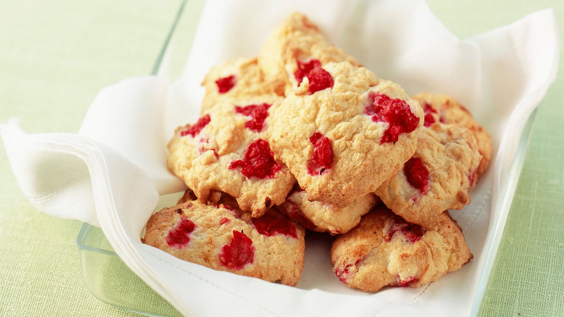 Galletas 'dacquoise' con coco y frambuesas