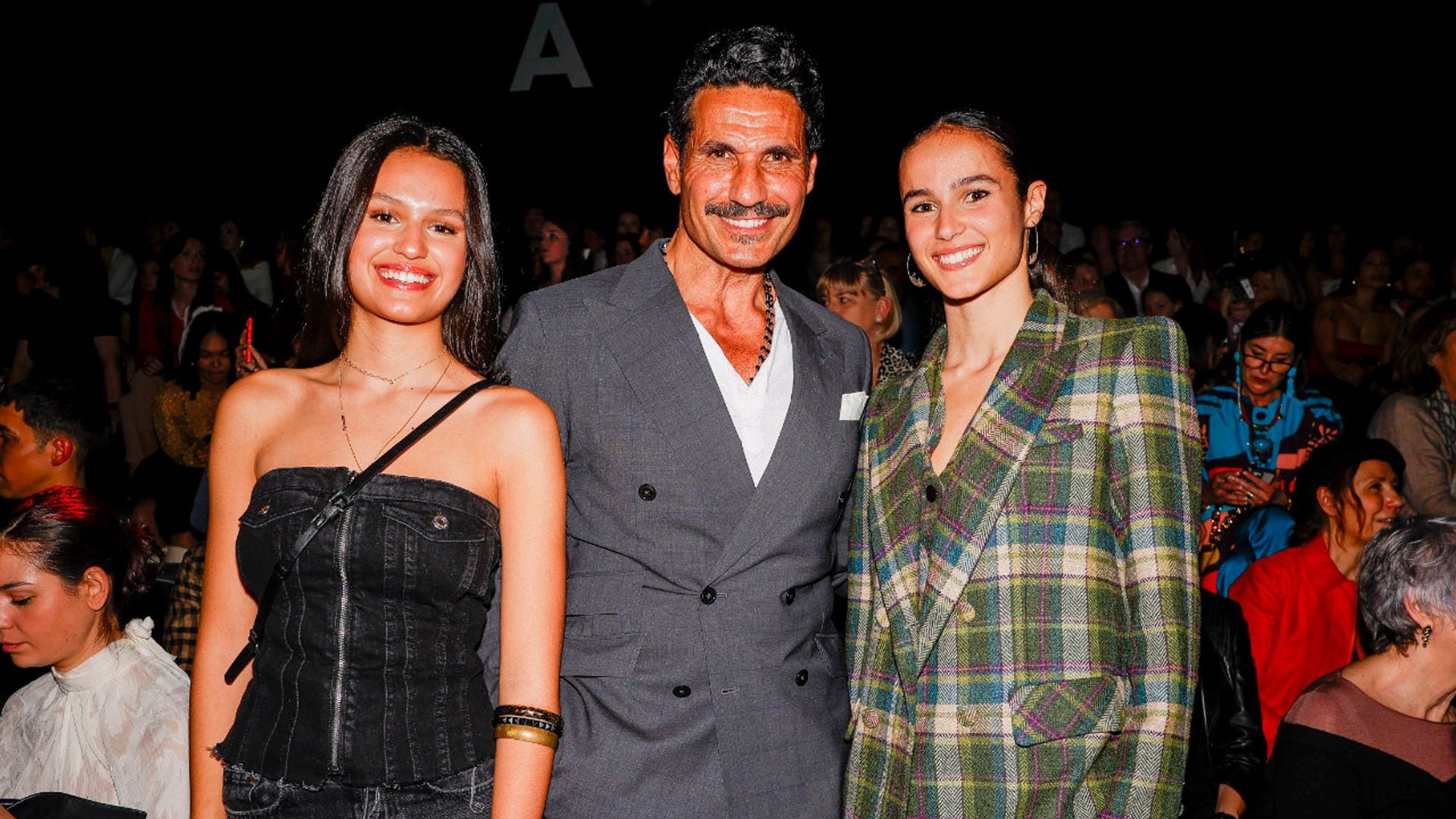 Óscar Higares posa orgulloso en el desfile de Custo con sus dos hijas mayores, India y Martina de 20 y 17 años respectivamente