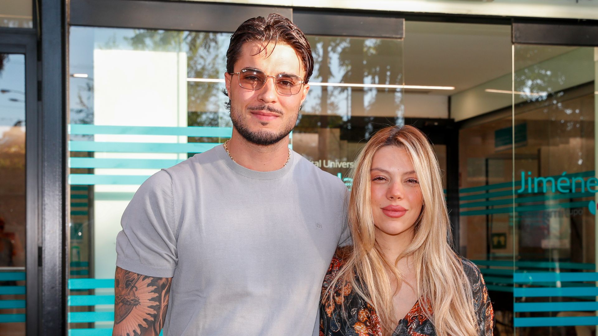 Alejandra Rubio y Carlo Costanzia, primeras palabras tras el nacimiento de  su hija a las puertas del hospital: "Es un guiño a nuestras abuelas, a las  dos"