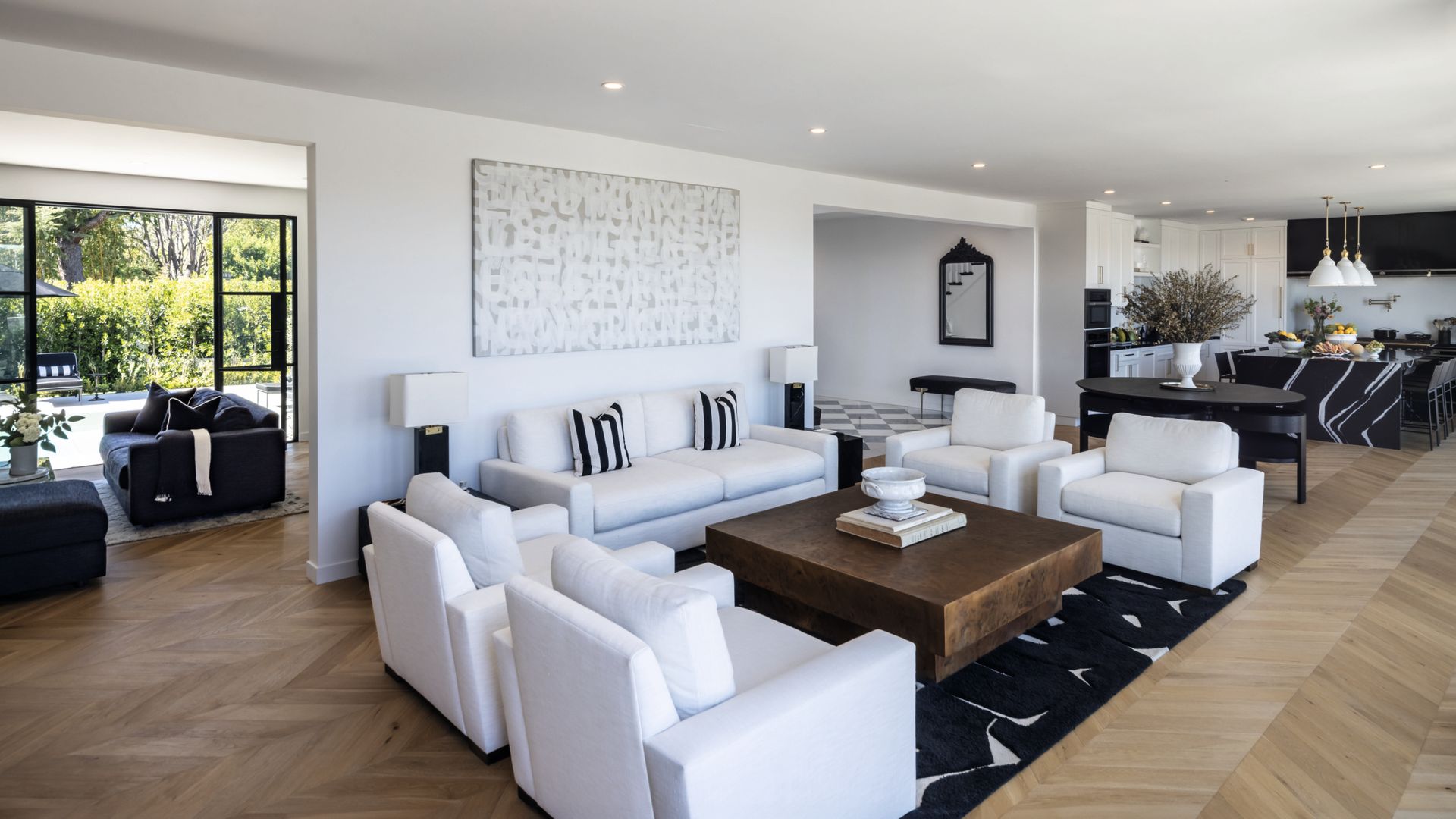 LA ARTISTA Y DISEÑADORA ELICIA CASTALDI Y SU MARIDO, DAVID KOKAKIS, NOS INVITAN A SU FABULOSA CASA EN BLANCO Y NEGRO EN LAS COLINAS DE BEL-AIR