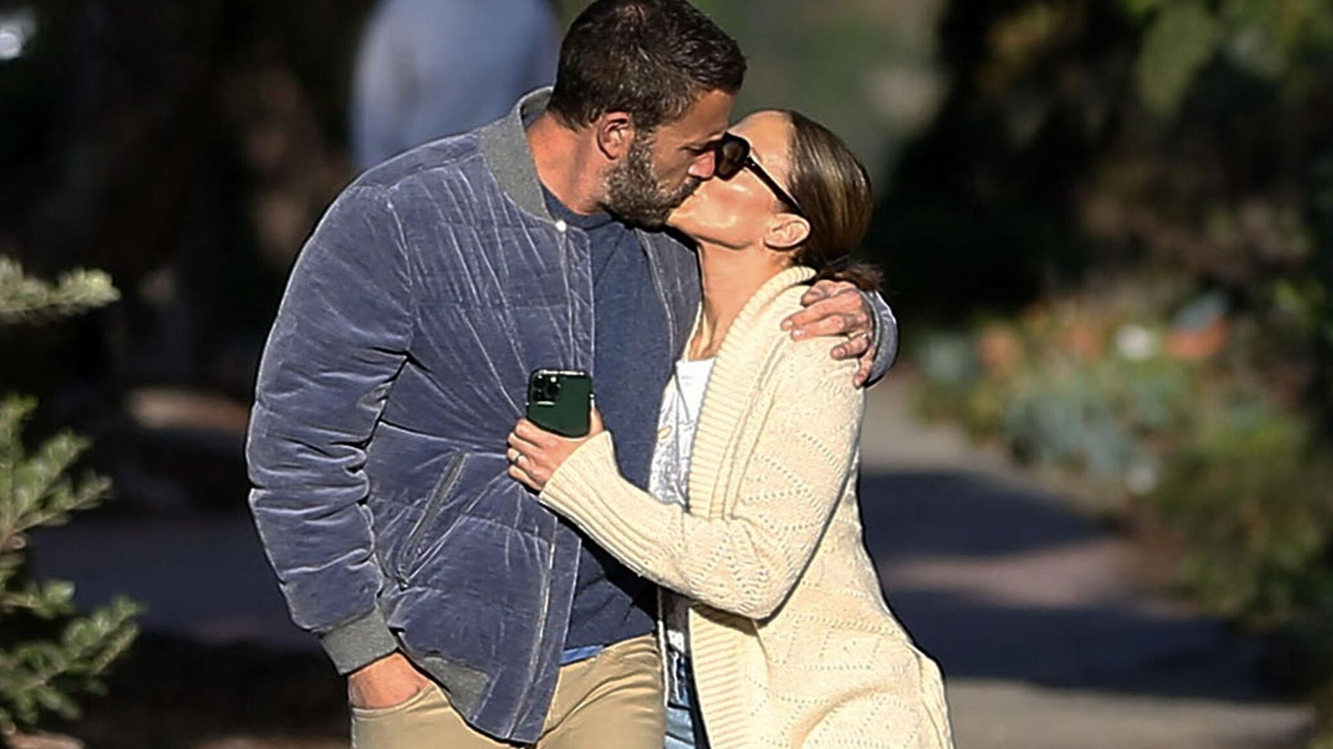 Jennifer Lopez y Ben Affleck: el apasionado beso de la pareja más romántica de Hollywood