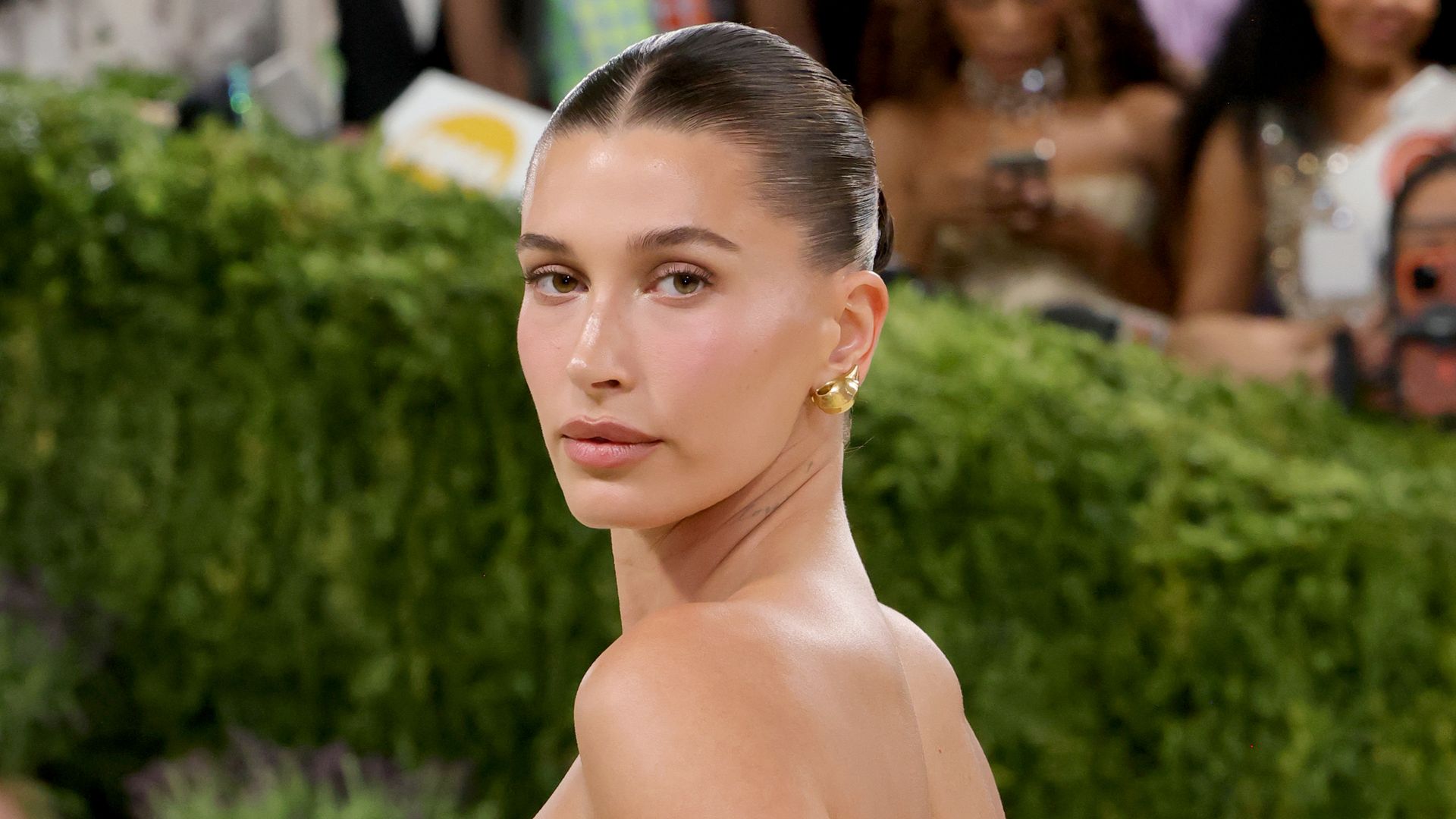 hailey bieber en la met gala 2026