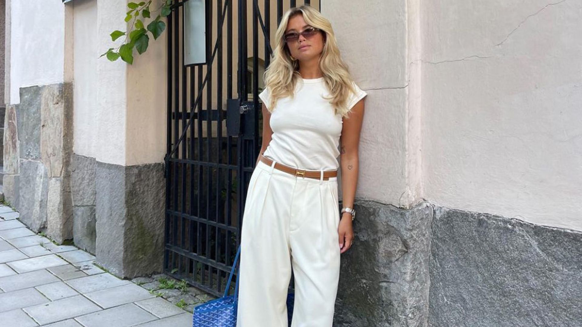 Tops y blusas para ir a trabajar que resaltan el bronceado