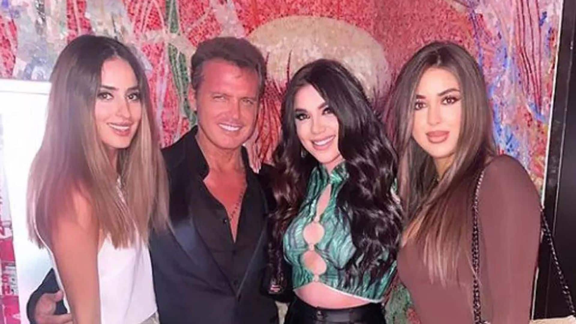 Luis Miguel reaparece, más delgado y joven que nunca, rodeado de un grupo de 'influencers' en Miami