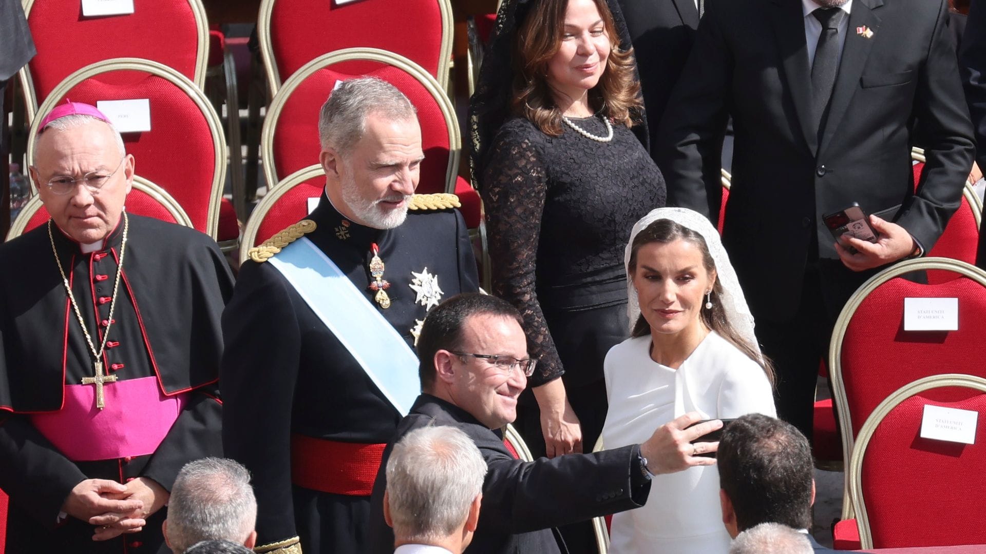 El rey Felipe y la reina Letizia, de blanco y con mantilla, en la misa inaugural del Papa León XIV