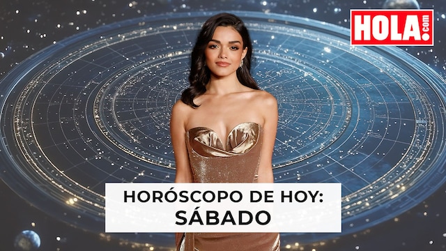 Rachel Zegler, en primer plano, de fondo, la rueda del zodiaco