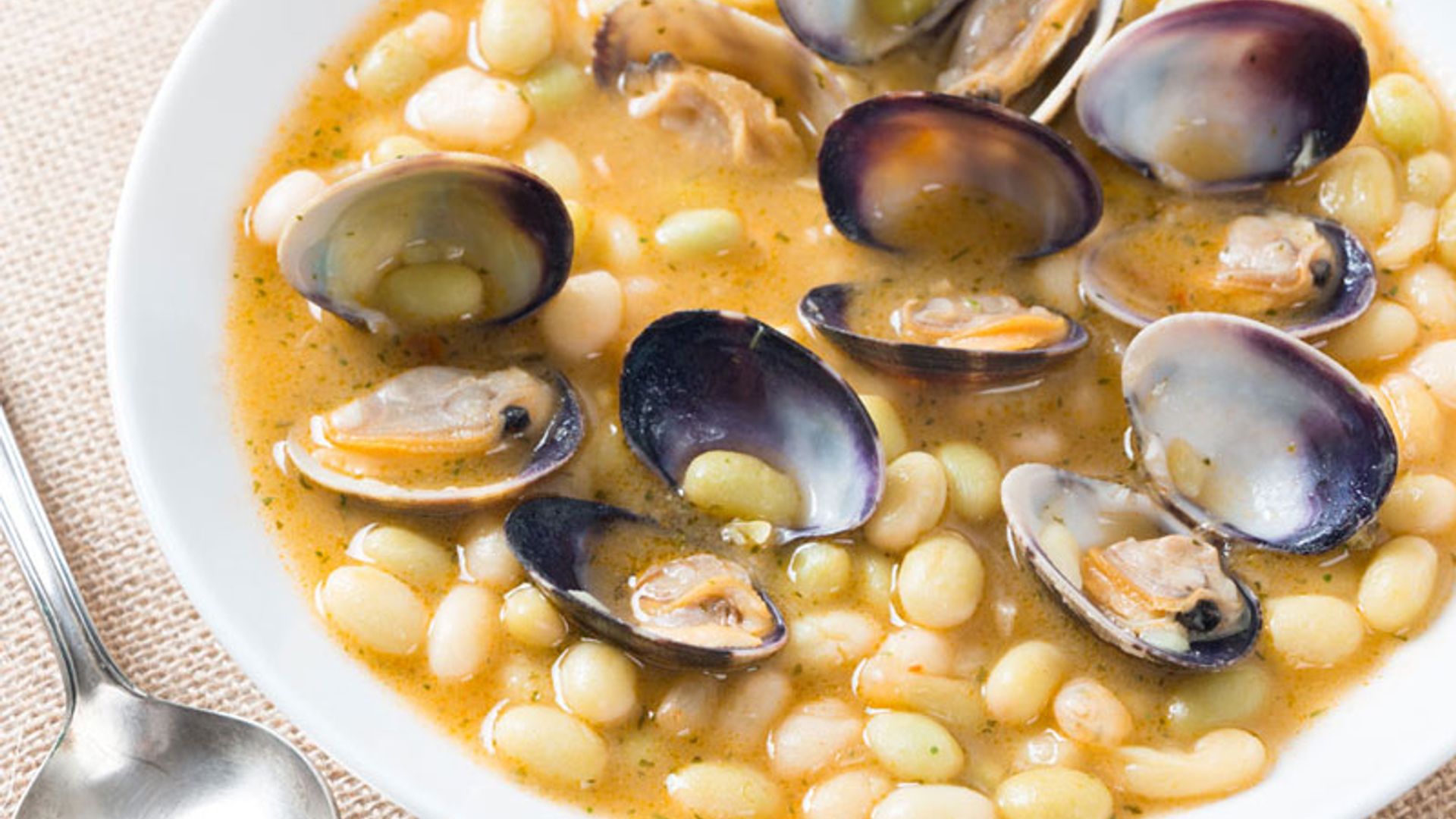 Prepara unas fabes con almejas para llorar de buenas, otra manera de disfrutar de las judías 5 Merca2.es Paso 3: preparación de las almejas