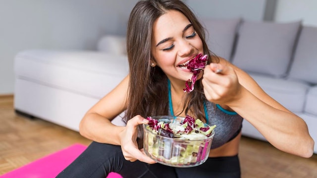 mujer come ensalada