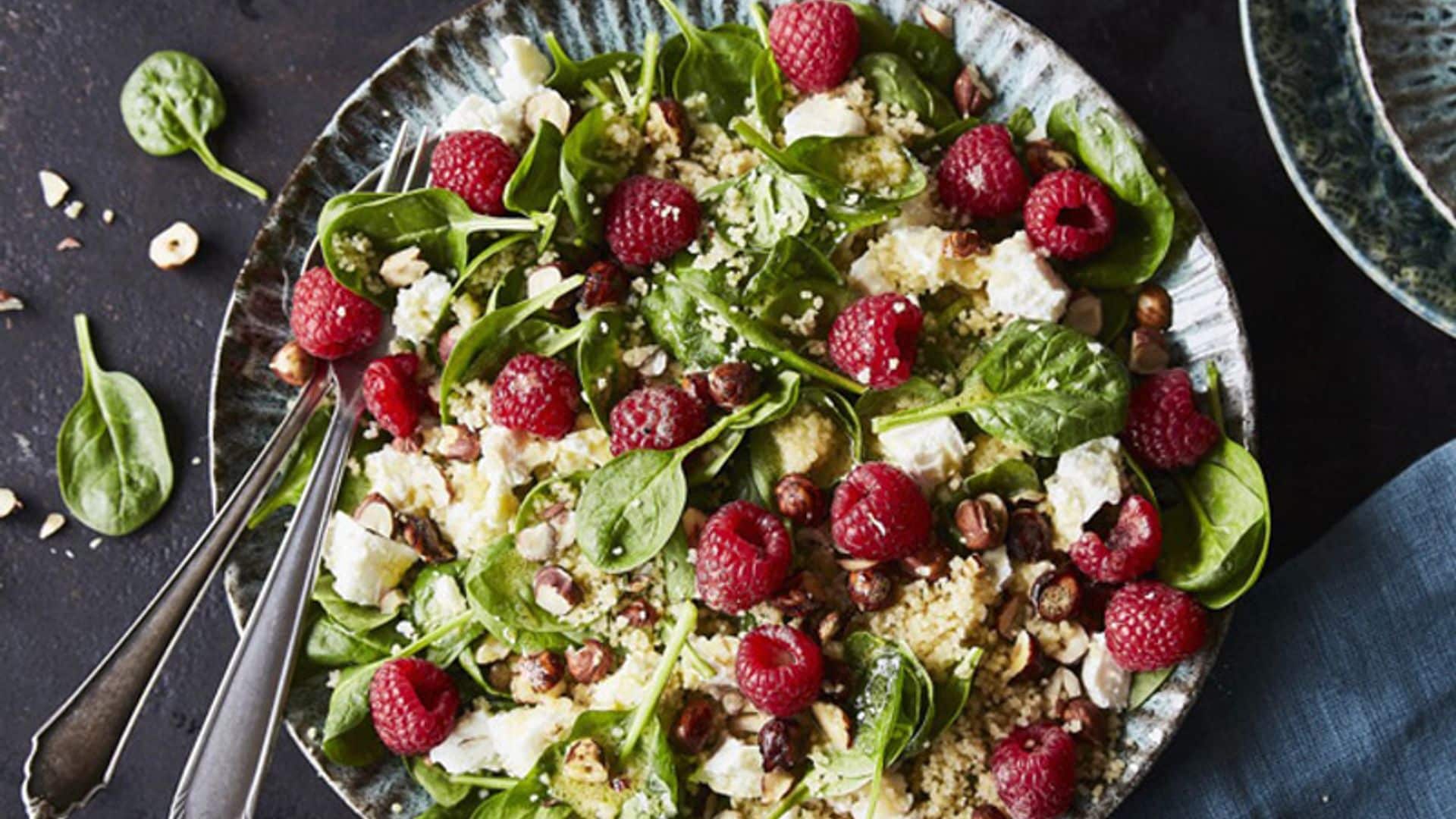 Ensalada de cuscús, espinacas y frambuesas