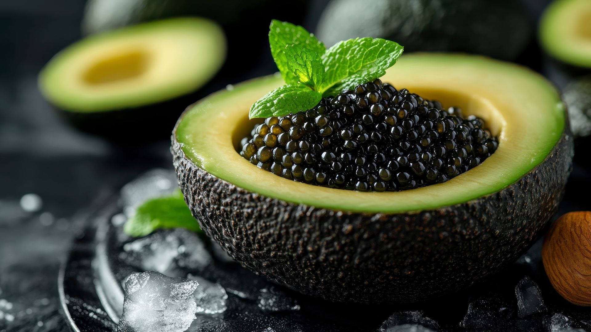 Aguacate relleno de caviar