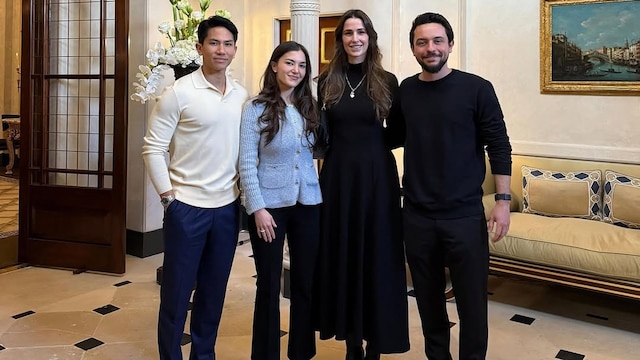 Hussein y Rajwa de Jordania con el príncipe Abdul Mateen y la princesa Anisha Rosnah de Brunei