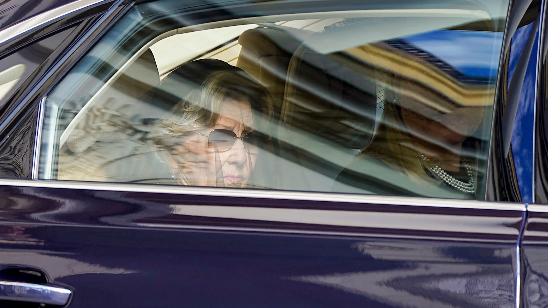 La tristeza de la reina Sonia al despedir al rey Harald: sus lágrimas en el cortejo fúnebre y el consuelo de la reina Mette-Marit