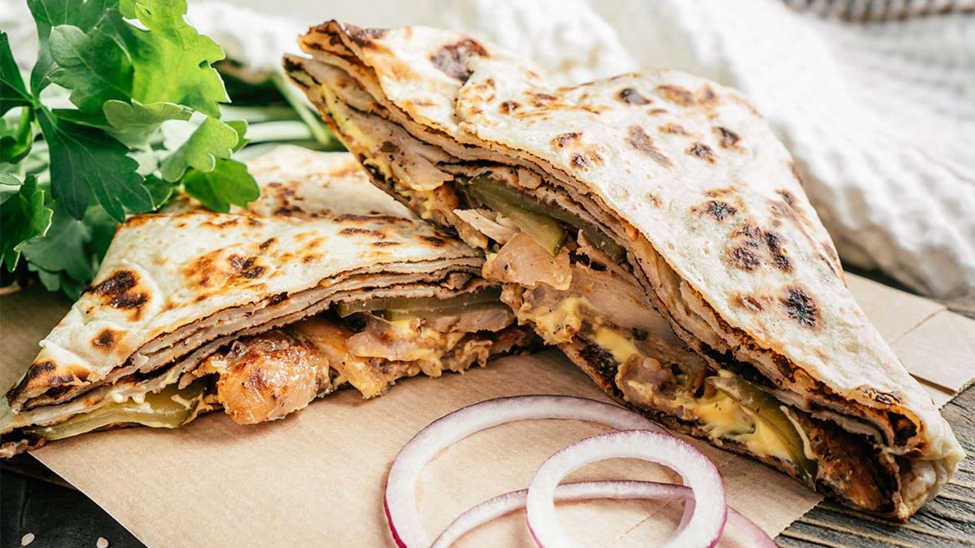Sándwich de tortillas mexicanas con pollo, queso y pepinillos
