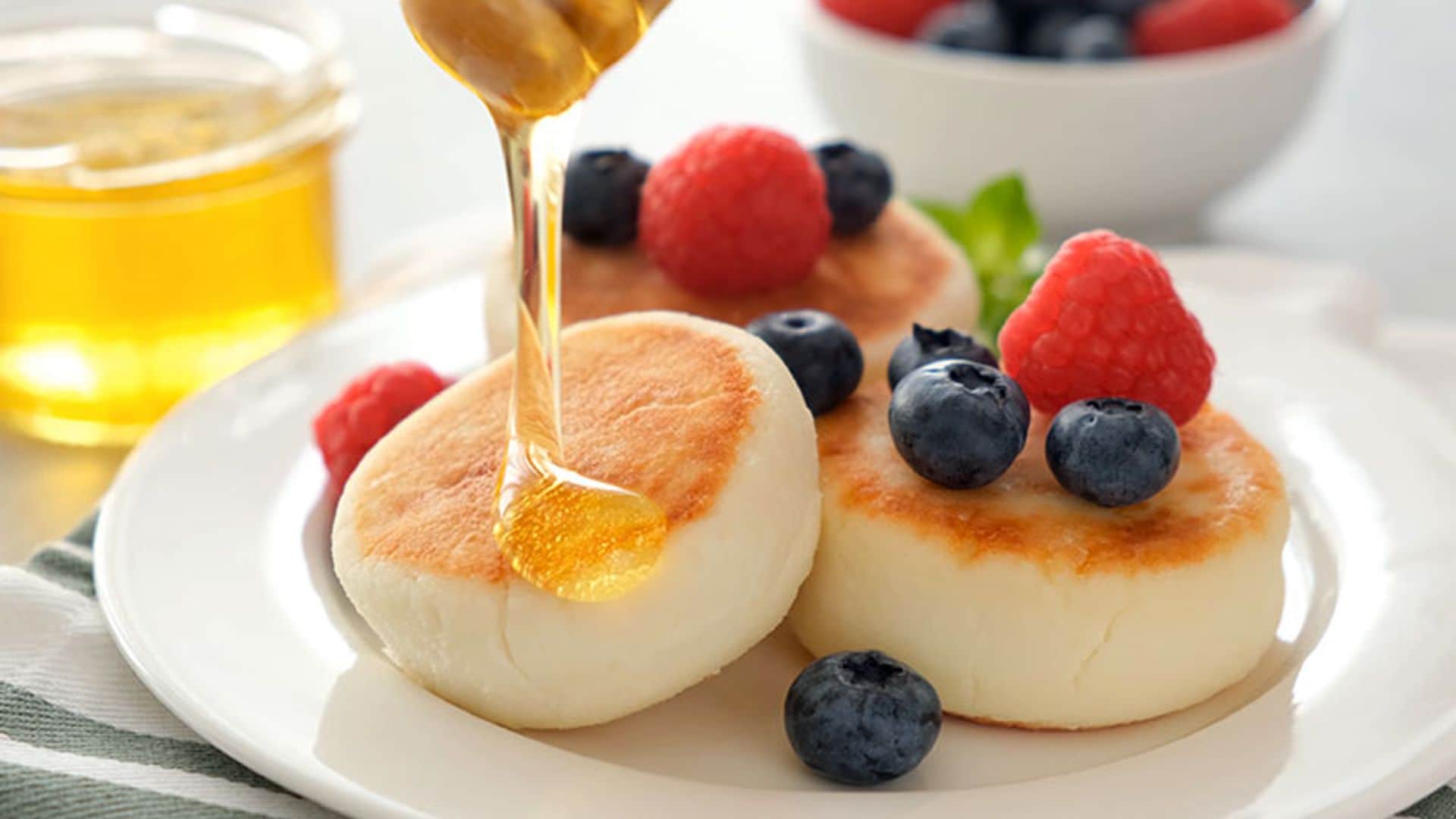 Tortitas de 'cottage cheese' con miel y frutos rojos
