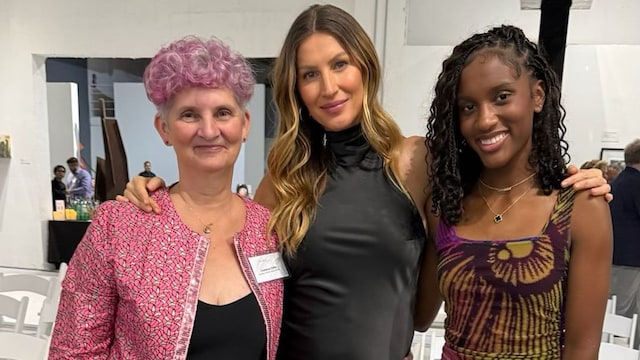 Gisele Bündchen posando con responsables de la fundación