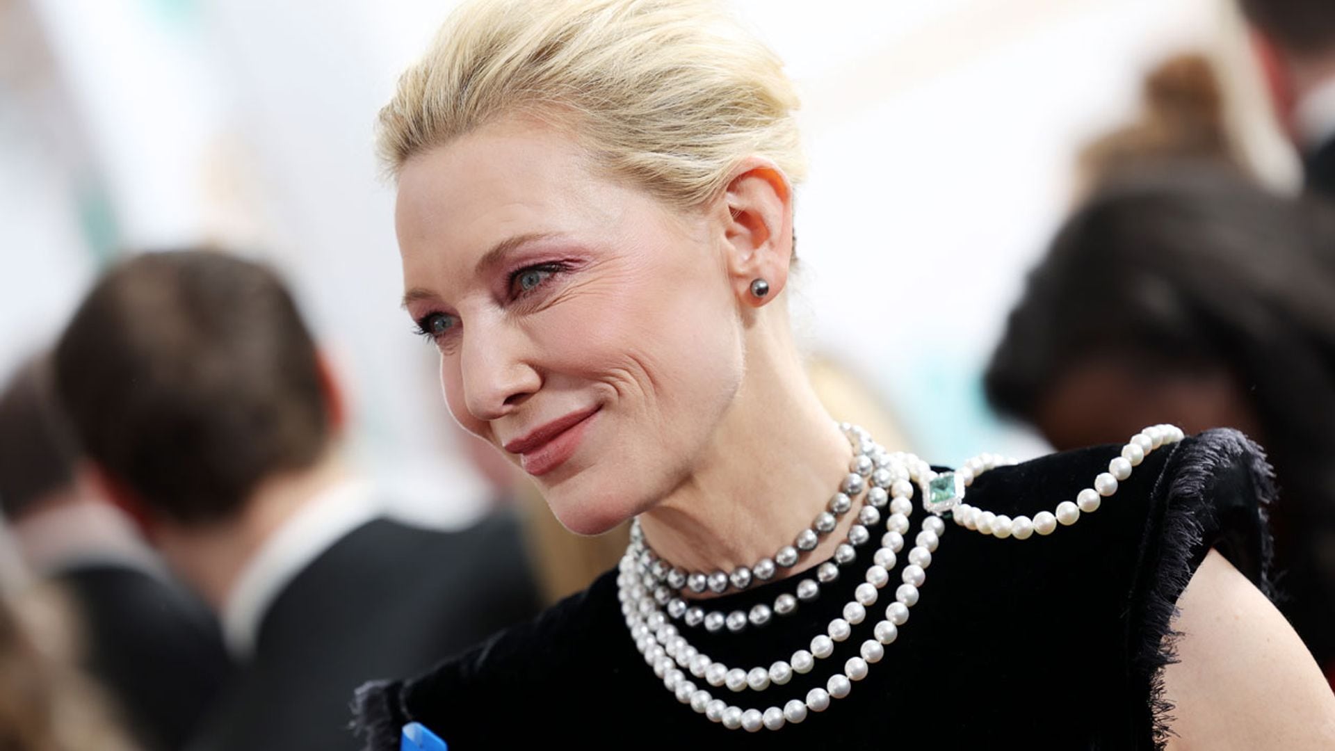 Exclusivo, artesanal y sostenible: los secretos del fabuloso collar de Cate Blanchett en los BAFTA