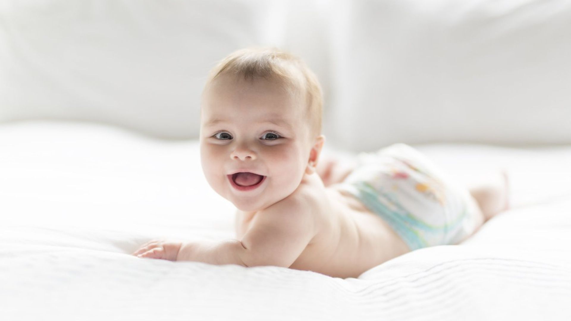¿Cuándo empiezan a andar, gatear o sentarse los bebés?