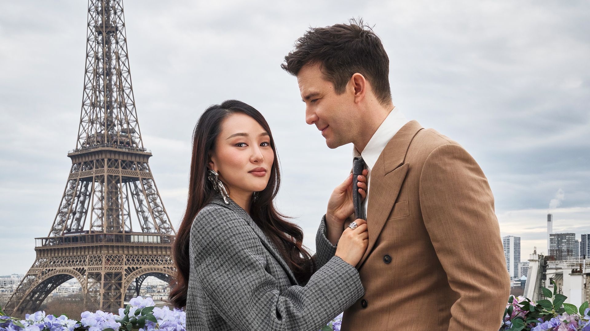 Yerin Ha y Luke Thompson en París promocionando Los Bridgerton 4