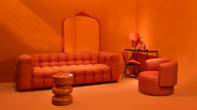 Colección 'Tangerine' de Maisons du Monde. Primavera-Verano 2025. Salón decorado completamente en naranja