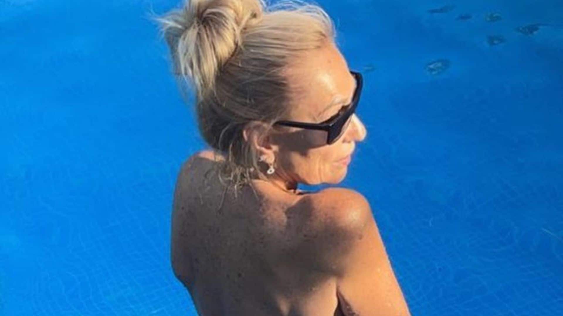 El espectacular posado de Rosa Benito en 'topless' a los 67 años que ha provocado críticas y pasiones a partes iguales