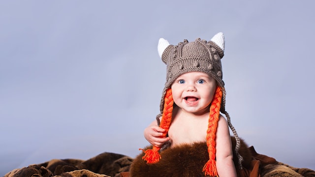 Bebé con un gorro de lana de estilo vikingo