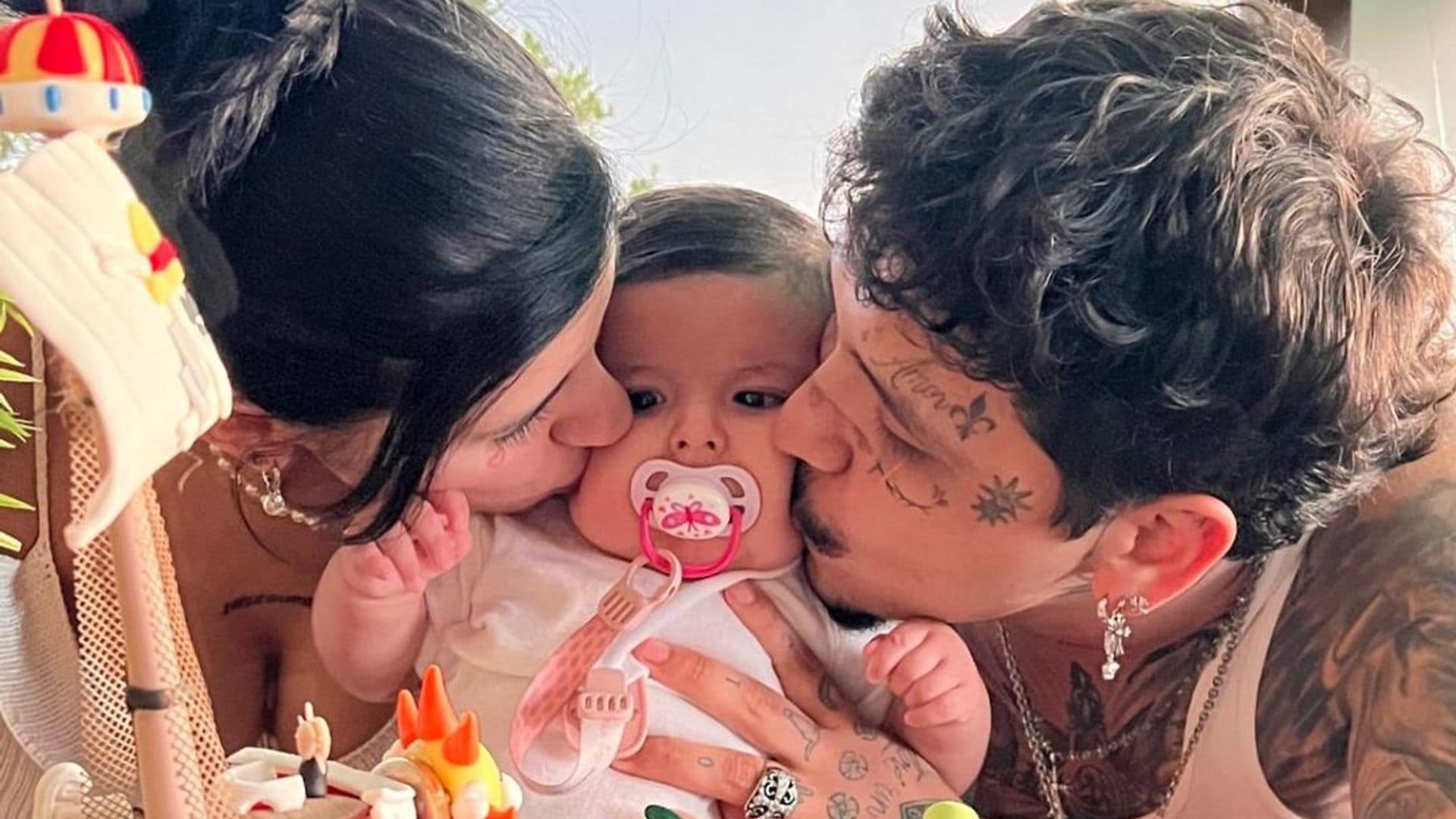 ¡Igualita a papá! Cazzu y Nodal presentan por fin a su pequeña Inti