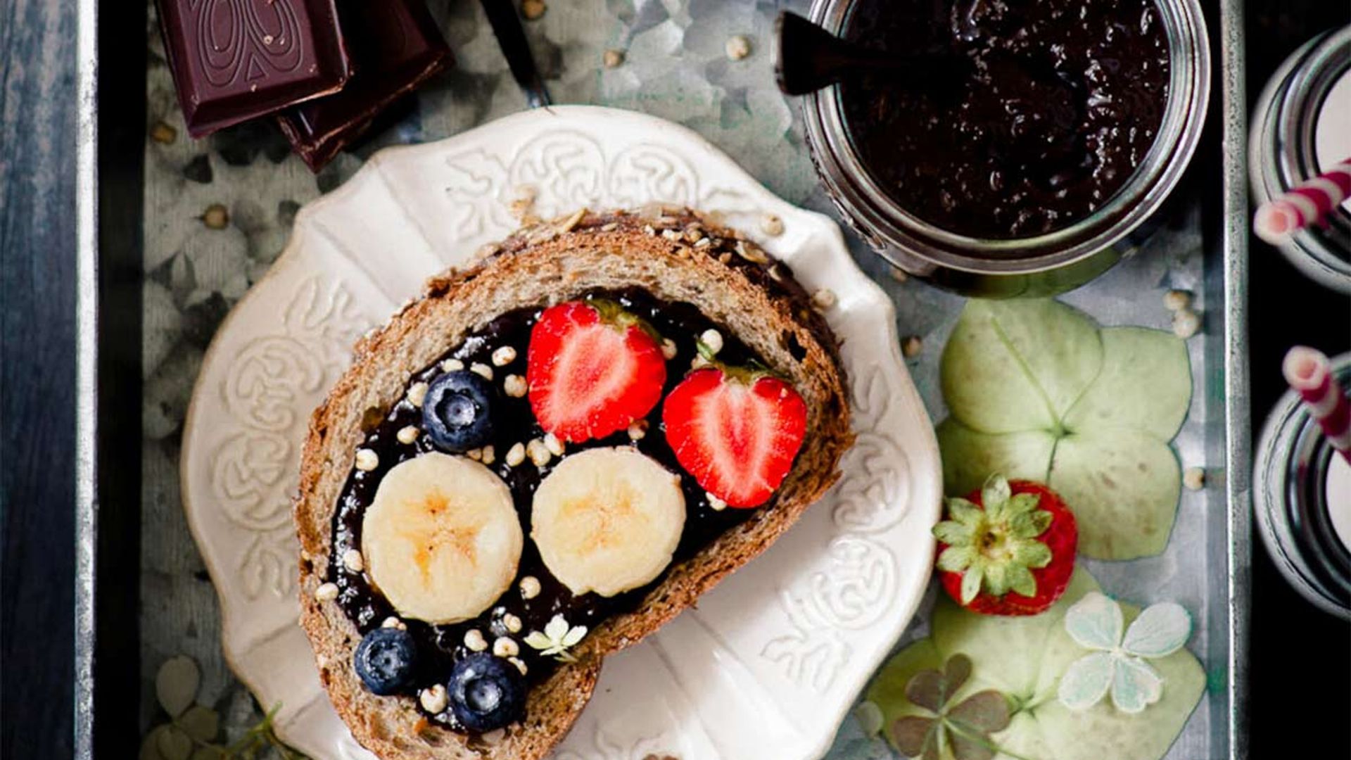 Tosta de cereales con chocolate, fresa y plátano
