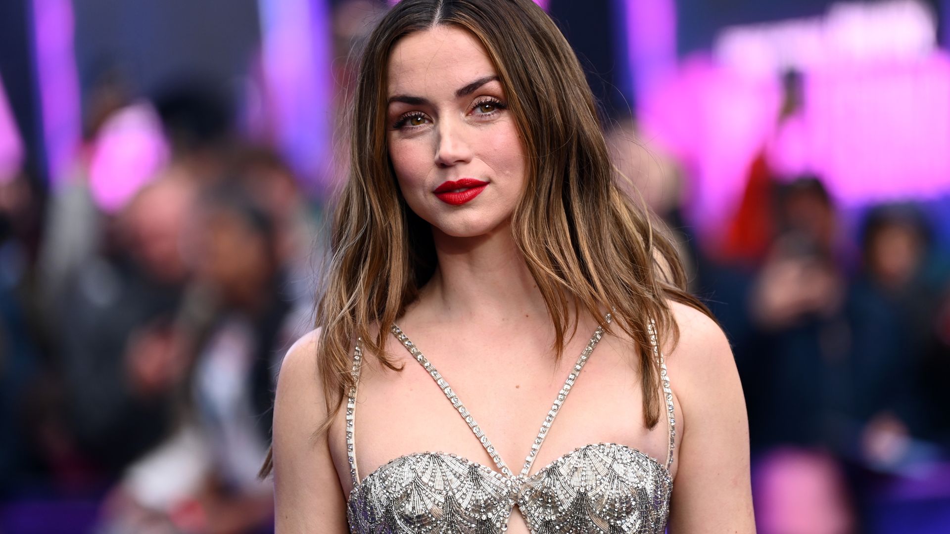 Ana de Armas brilla en Londres con un vestido cubierto de escamas bordadas a mano