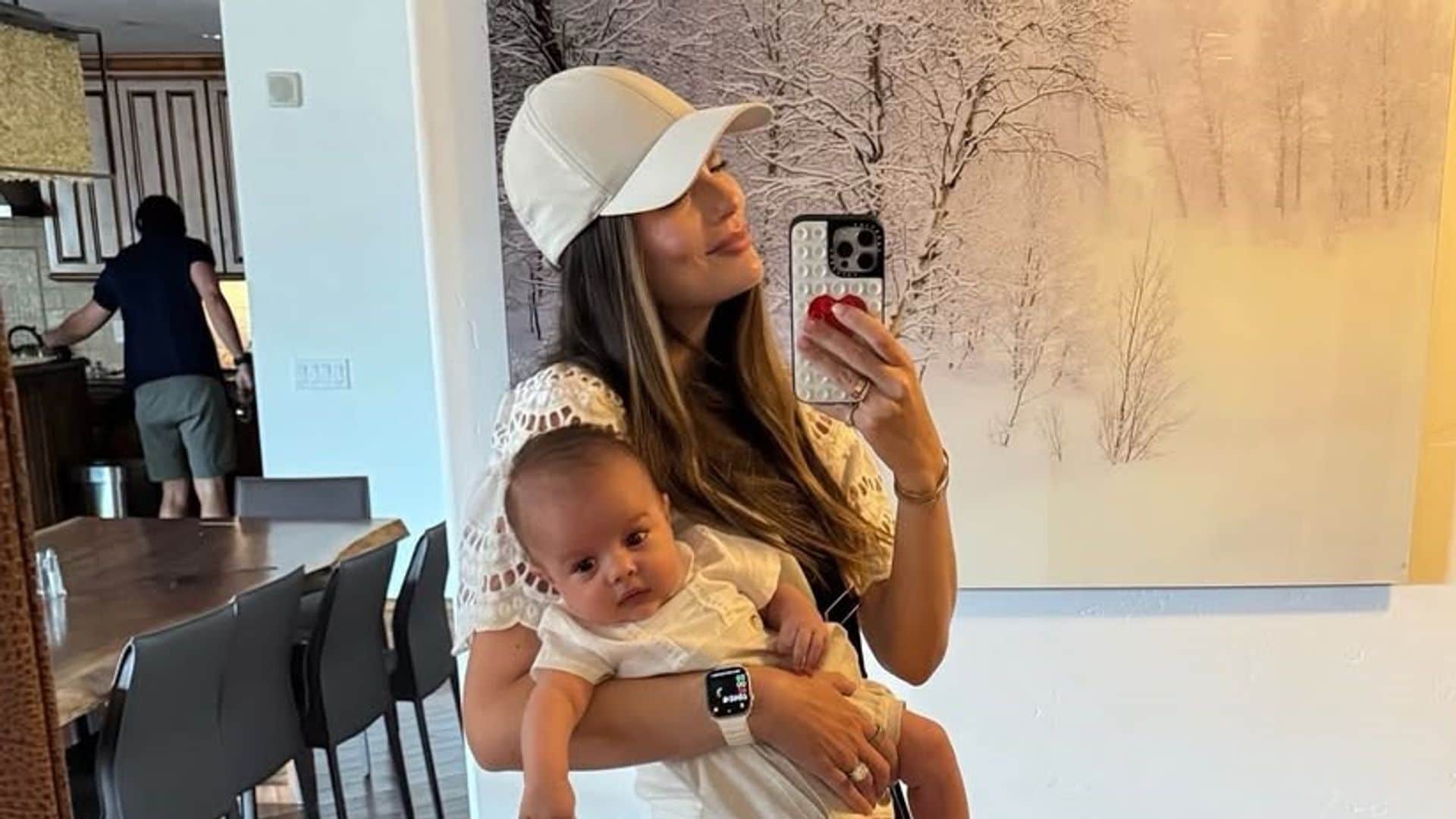 Ximena Navarrete y su bebé Santiago.