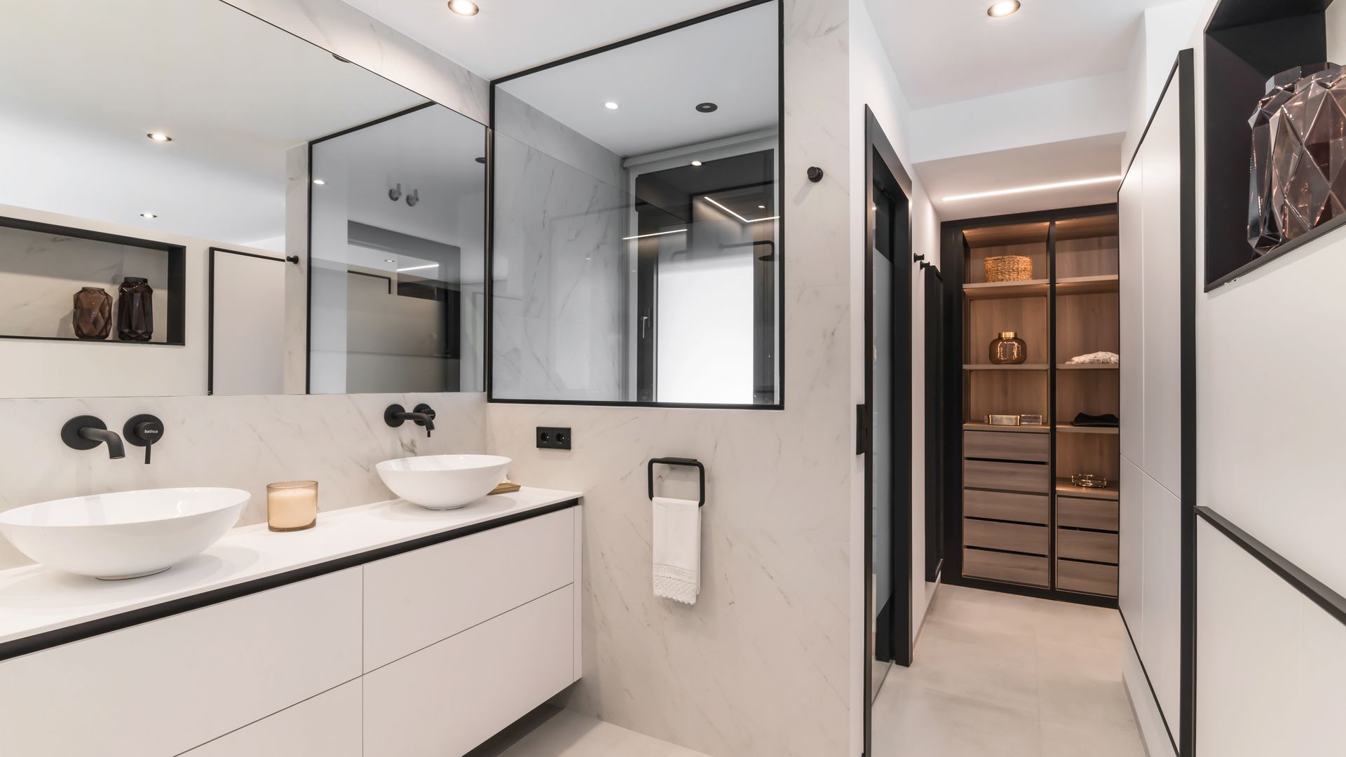 Baño con espacio de almacenaje