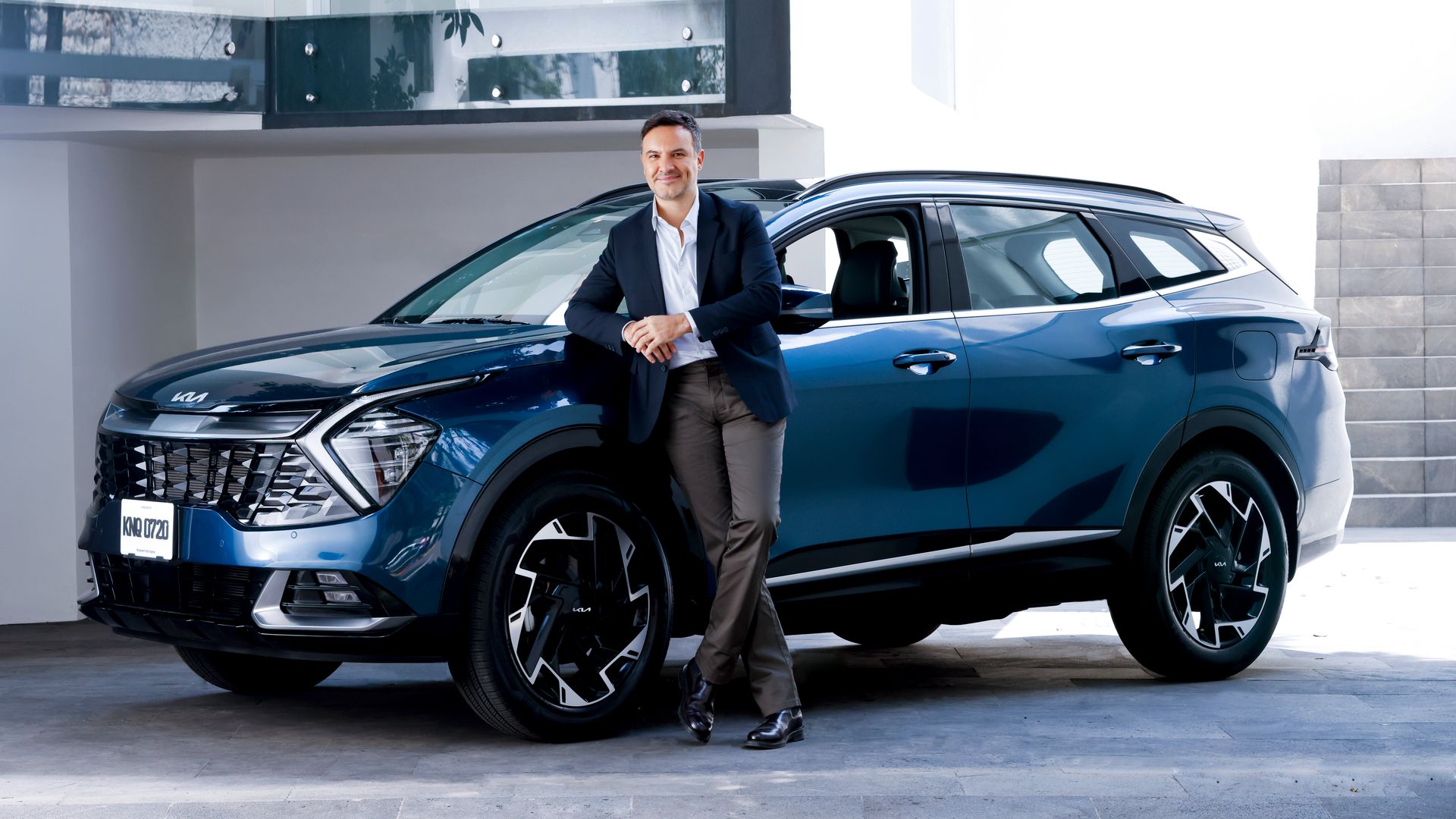 “Atrevida, contemporánea e innovadora”, así define Alejandro a su Kia Sportage.
