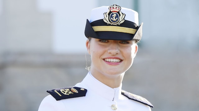 Primer plano de la princesa Leonor con su traje de marinero