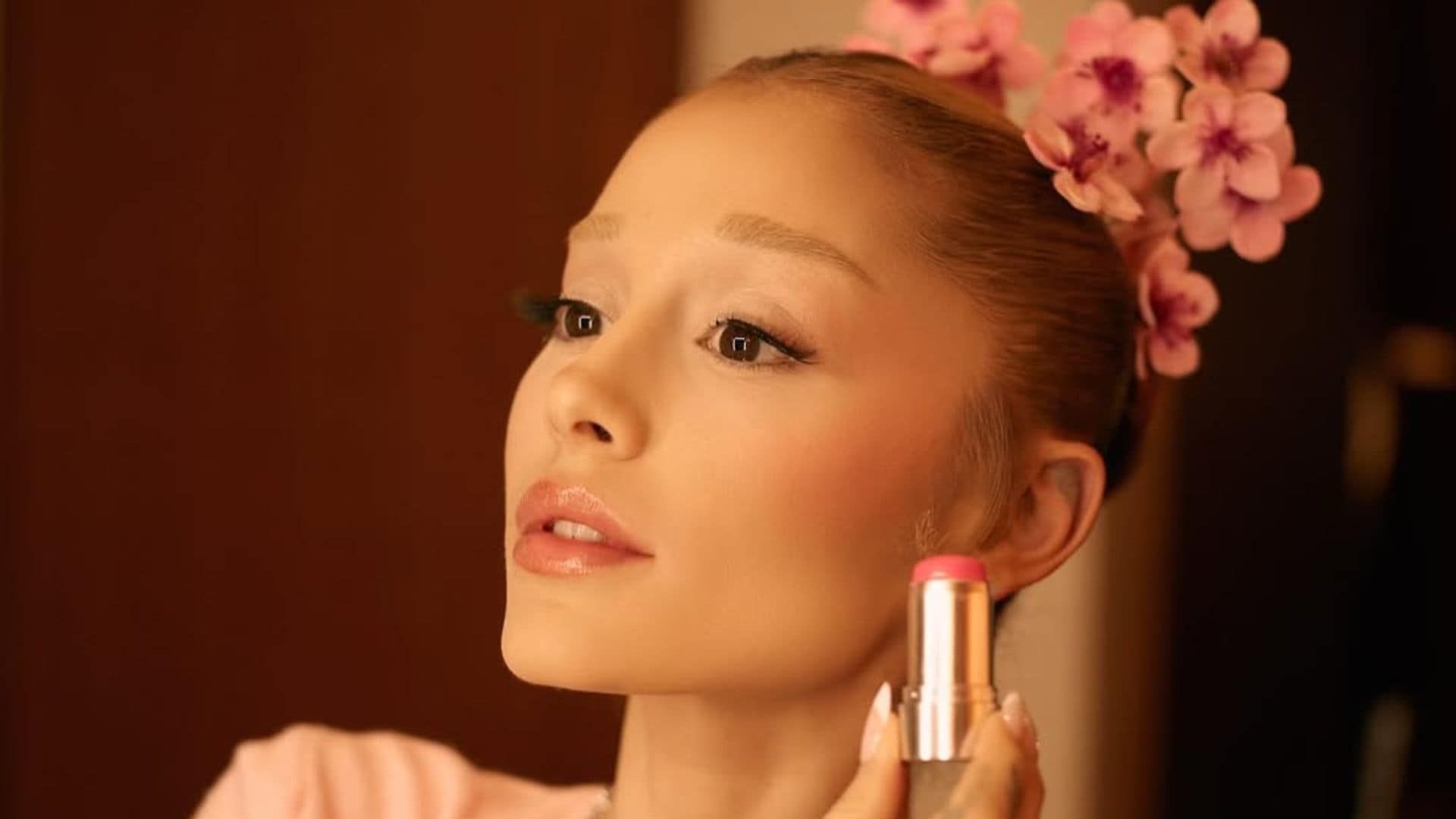 Ariana Grande sorprende en Japón con un look de belleza inspirado en Bambi