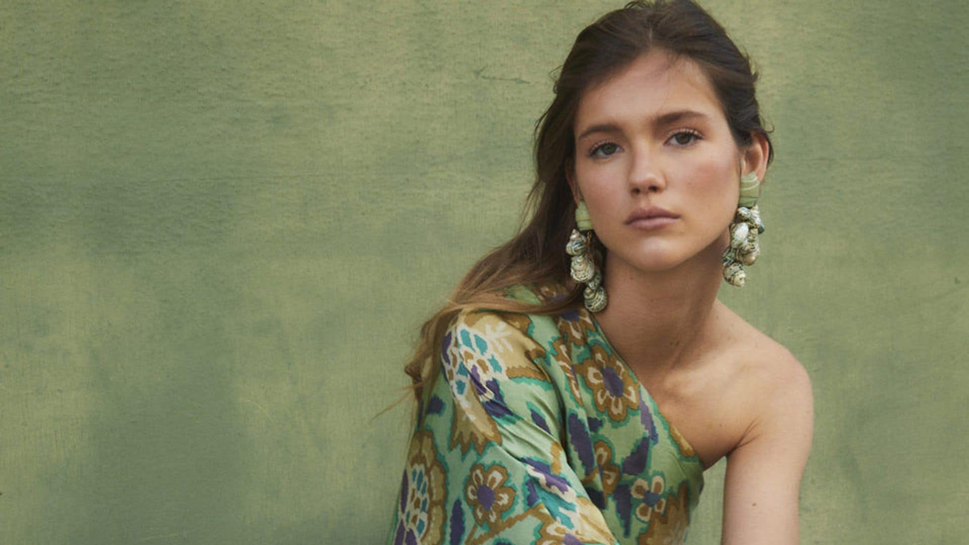 Guía FASHION de la invitada ideal: trucos, diseños y firmas para acertar en las bodas de verano