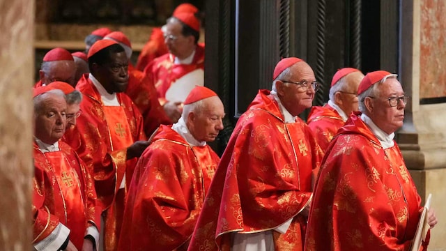 Los cardenales, en una misa previa celebrada ayer, antes del inicio del Cónclave