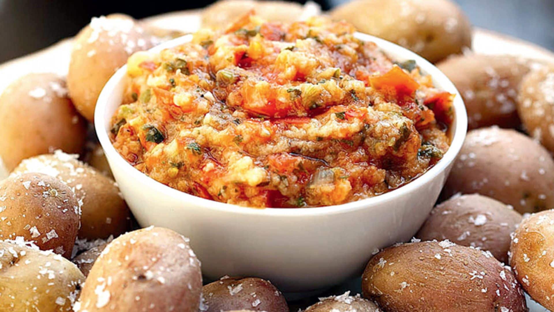 Patatas a la sal con salsa de tomate y queso