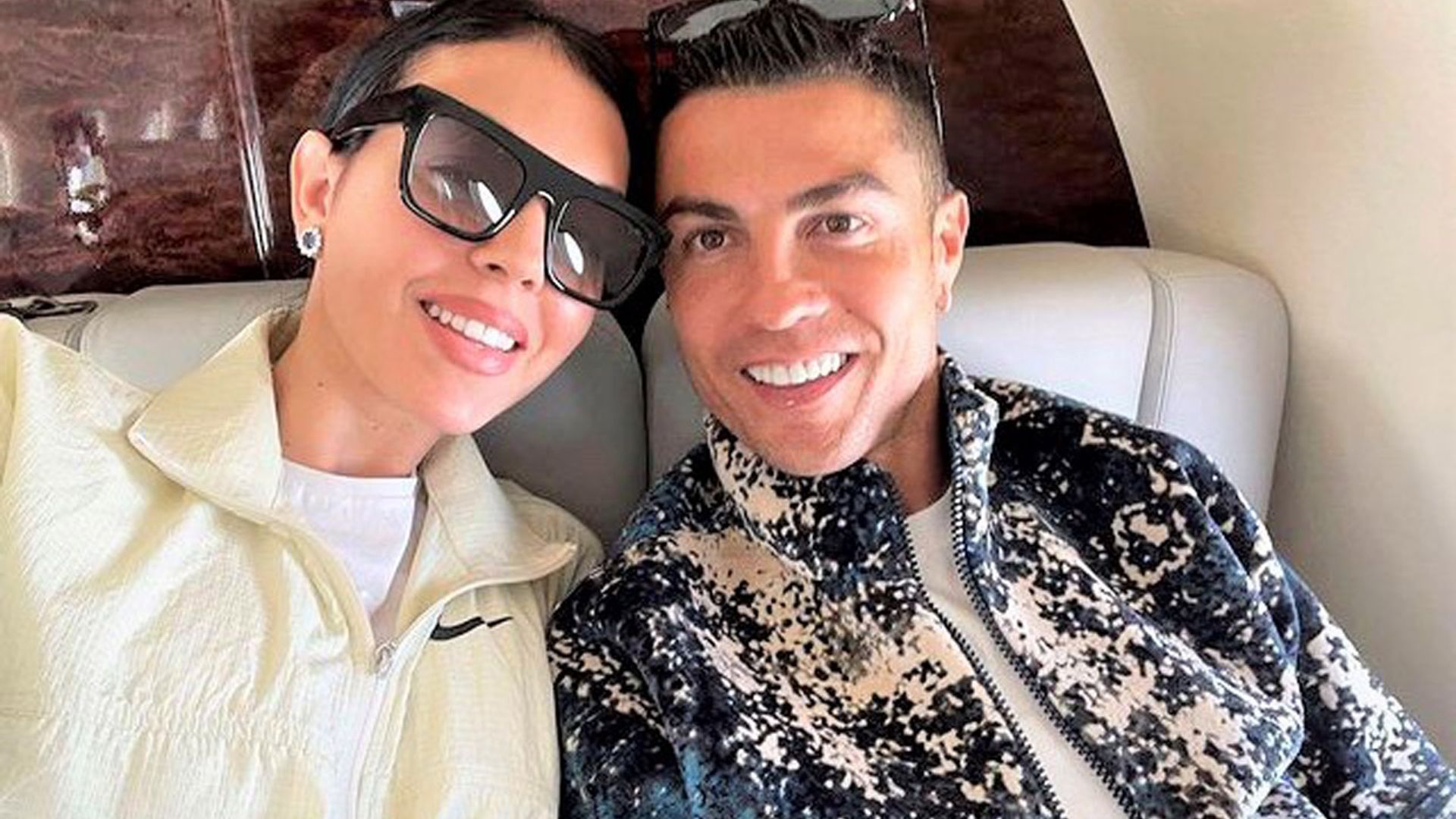 El posado de Cristiano y Georgina en la supercama de su avión privado se hace viral