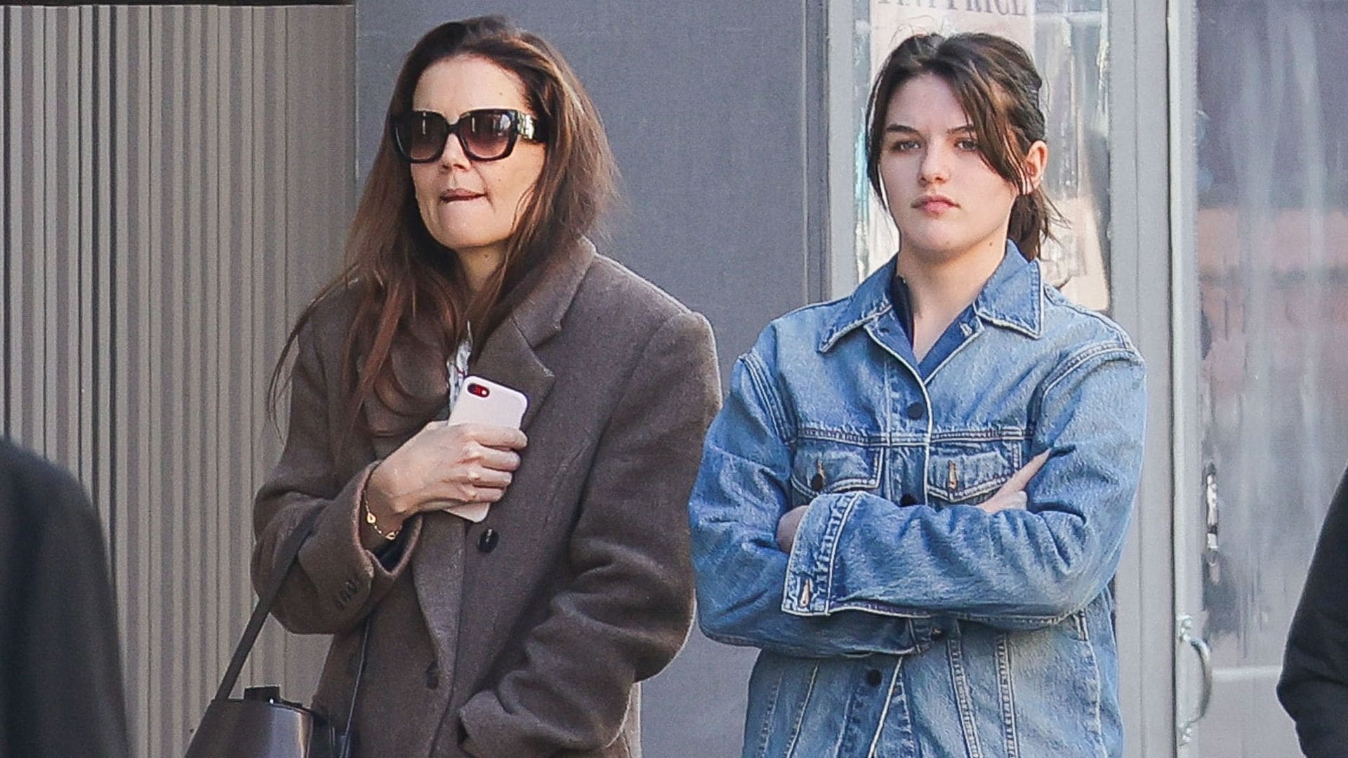 Suri Cruise, hija de Katie Holmes, luce notablemente diferente en sus vacaciones