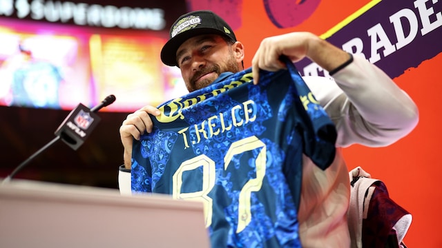 Travis Kelce con la foto del jersey del Club América
