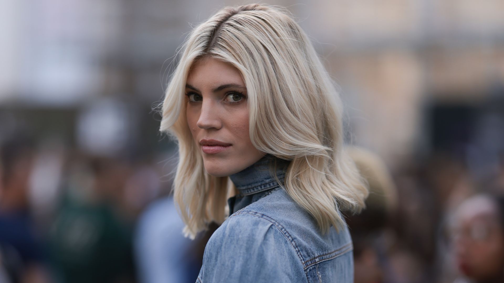 12 cortes que levantan la raíz y dan volumen natural de medios a puntas