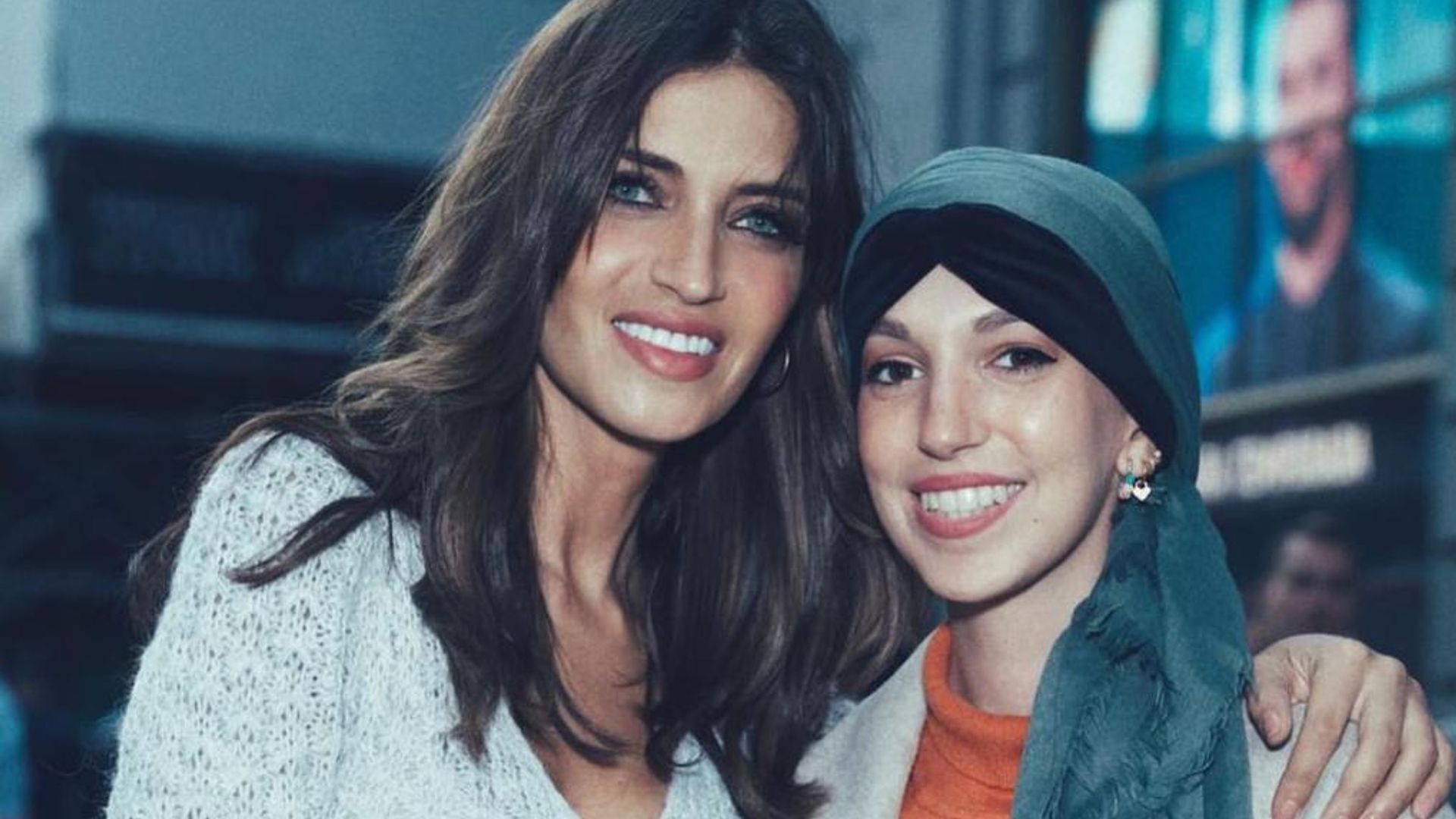 Famosos lamentan la partida de Elena Huelva, la joven de 20 años que visibilizó su lucha contra el cáncer