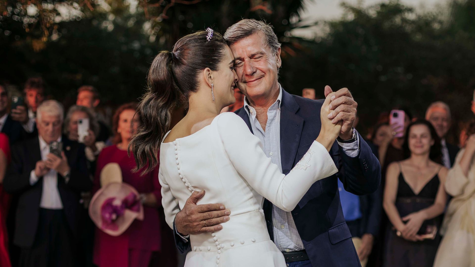 Cayetano Martínez de Irujo y Bárbara Mirjan, mostrándose de lo más felices y enamorados, durante su baile nupcial, ante la atenta mirada de sus familiares y amigos