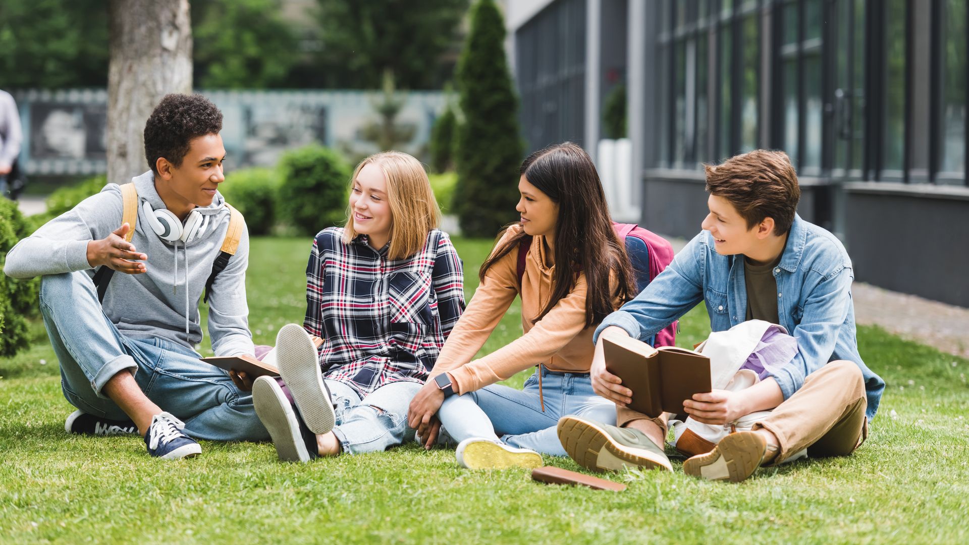Grupo de adolescentes sentados en el césped