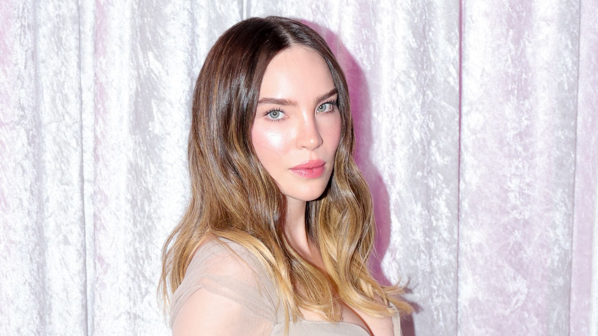 Belinda celebra su cumpleaños en el estudio y envía misterioso mensaje a Sebastián Yatra