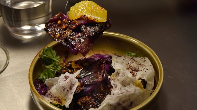 Puré de camote morado. Naranja. Aceite chilli-cacahuete. Crocante de arroz, uno de los platos del restaurante Na Num.
