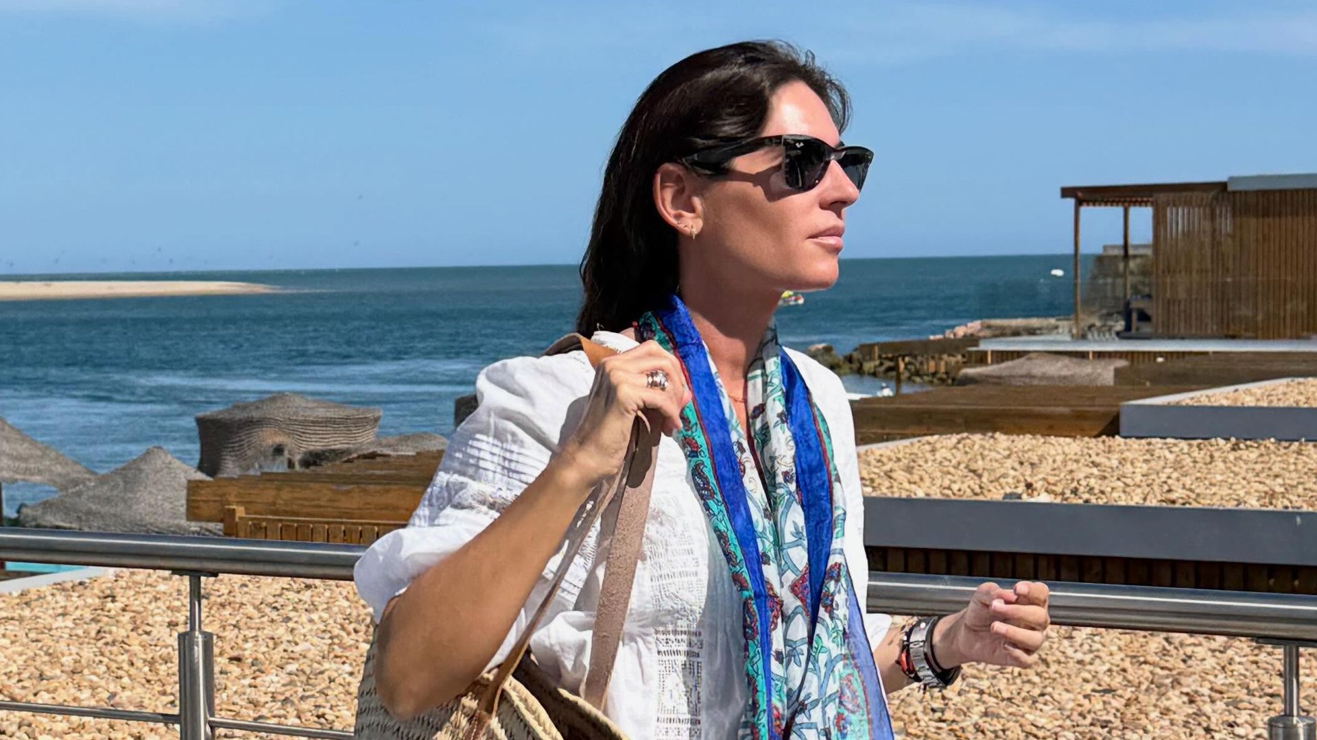Lourdes Montes con look de verano en la playa.